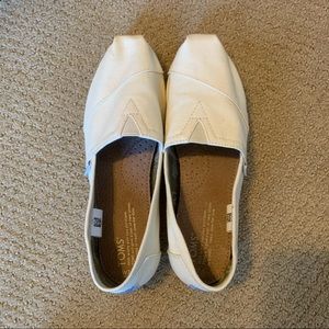 Off-White/Cream Toms